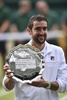 テニス、ウィンブルドン選手権、男子シングルス決勝。トロフィーを手にポーズをとるマリン・チリッチ（2017年7月16日撮影）。(c)AFP/Glyn KIRK