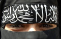 レバノンの首都ベイルート（Beirut）のal-Omari al-Kabirモスク内で、武装組織「ファタハ・イスラム（Fatah al-Islam）」に関連があるとして当局に拘束された約300人の釈放を求め、抗議デモを行う解放党（Hizb al-Tahrir）支持者（2008年8月15日撮影）。(c)AFP/ANWAR AMRO