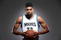 NBAドラフト2015でミネソタ・ティンバーウルブズから指名を受け、ポートレート撮影に臨むカール・アンソニー・タウンズ（2015年6月25日撮影）。(c)AFP/Getty Images/NBAE/David Sherman