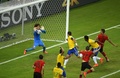 サッカーW杯ブラジル大会（2014 World Cup）グループA、ブラジル対メキシコ。チアゴ・シウバ（Thiago Silva、中央）のシュートをセーブするメキシコのギジェルモ・オチョア（Guillermo Ochoa、左、2014年6月17日撮影）。(c)AFP/FABRICE COFFRINI