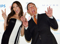 写真は審査員を務めたモデルの道端ジェシカ（%%Jessica Michibata%%、左）とプロ野球、千葉ロッテマリーンズ（%%Chiba Lotte Marines%%）の米国人監督、ボビー・バレンタイン（%%Robert Valentine%%）。(c)AFP/TOSHIFUMI KITAMURA