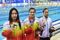 第17回アジア競技大会（17th Asian Games、Asiad）競泳女子100メートル平泳ぎ決勝。表彰式に臨む（右から）銀メダリストの渡部香生子（Kanako Watanabe）、優勝した史婧琳（Shi Jinglin）、銅メダリストの賀贇（He Yun、2014年9月21日撮影）。(c)AFP/PHILIPPE LOPEZ