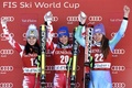 2014-15アルペンスキーW杯、女子スーパー大回転第2戦。表彰式に臨む（左から）2位に入ったアンナ・フェニンガー（Anna Fenninger）、優勝したエリザベート・ゲルグル（Elisabeth Goergl）、3位に入ったティナ・マゼ（Tina Maze、2014年12月21日撮影）。(c)AFP/PHILIPPE DESMAZES