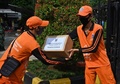 インドネシアのジャカルタにある倉庫で、新型コロナウイルス感染症（COVID-19）の流行に伴い支援物資を配送する作業員（2020年5月11日撮影）。(c)ADEK BERRY / AFP