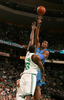 08-09NBA東カンファレンスプレーオフ準決勝、ボストン・セルティックス（%%Boston Celtics%%）対オーランド・マジック（%%Orlando Magic%%）第7戦。試合はマジックが101-82でセルティックスを下し、対戦成績を4勝3敗としてカンファレンス決勝に進出した。写真はセルティックスのケンドリック・パーキンス（%%Kendrick Perkins%%）の上から得点を狙うマジックのドワイト・ハワード（%%Dwight Howard%%）。（2009年5月17日撮影）(c)AFP/Getty Images/NBAE/Nathaniel S. Butler