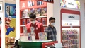 スイッチの正規販売店で商品を選ぶ客（2022年10月27日撮影）。(c)Xinhua News