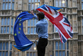 英ロンドンで開催された英国の欧州連合（EU）離脱（ブレグジット）反対デモで、英国の国旗と欧州旗をはためかせる男性（2016年6月28日撮影、資料写真）。(c)JUSTIN TALLIS / AFP