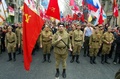 ウクライナ南部のオデッサ（Odessa）で、旧ソ連の軍服を着てシュプレヒコールを叫ぶ親ロシア派のデモ参加者（2014年4月10日撮影）。(c)AFP/ALEXEY  KRAVTSOV