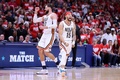 21-22NBAプレーオフ、ウエスタンカンファレンス1回戦、ニューオーリンズ・ペリカンズ対フェニックス・サンズ。喜ぶニューオーリンズ・ペリカンズのホセ・アルバラード（右）とヨナス・バランシウナス（2022年4月24日撮影）。(c)Jonathan Bachman/ Getty Images/AFP