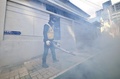 韓国・大邱にある新興宗教団体「新天地イエス教会」支部付近で消毒する職員（2020年2月27日撮影）。(c)Jung Yeon-je / AFP