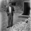 ドイツ東部のブーヘンバルト強制収容所で、絞首刑に使用された綱を示す男性（1945年4月撮影）。(c)ERIC SCHWAB / AFP