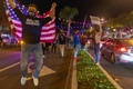 米カリフォルニア州ウエストハリウッドで、民主党の大統領候補ジョー・バイデン氏の勝利を祝う人々（2020年11月7日撮影）。(c)DAVID MCNEW / AFP