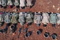 シリア北西部イドリブ県郊外で、イスラム過激派組織「タハリール・アルシャーム機構」系組織が行った実弾を用いた軍事訓練のさなかに、祈りをささげる兵士を捉えた空撮写真（2022年11月8日撮影）。(c) OMAR HAJ KADOUR / AFP