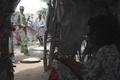 写真は、モガディシオ（Mogadishu）近郊に避難した国内避難民の女性。2007年1月1日撮影。（c）AFP/Peter Delarue