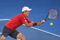 全豪オープンテニス、男子シングルス4回戦。バックハンドを打つ錦織圭（2017年1月22日撮影）。(c)AFP/WILLIAM WEST