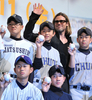 ブラット・ピット（Brad Pitt）主演の新作映画『マネー・ボール（Moneyball）』のジャパンプレミアが9日、都内で開催され、来日中のピットがアンジェリーナ・ジョリー（Angelina Jolie）とともに登場した。同作品は11日から全国ロードショーとなる。写真は、被災地から招待した野球少年たちと記念撮影を行うピット（2011年11月9日撮影）。(c)AFP/KAZUHIRO NOGI
