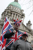 英国・北アイルランドの首府ベルファスト（Belfast）の市議会前で、市庁舎での英国旗の常時掲揚中止に抗議する英統治存続派のプロテスタント系住民（ロイヤリスト）たち（2012年12月8日撮影）。(c)AFP/PETER MUHLY