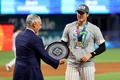 第5回ワールド・ベースボール・クラシック（WBC）決勝、日本対米国。大会最優秀選手のトロフィーを手渡される大谷翔平（右、2023年3月21日撮影）。(c)Megan Briggs/Getty Images/AFP