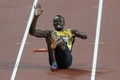 第16回世界陸上ロンドン大会、男子4×100メートルリレー決勝。負傷してトラックに転がり込むジャマイカのウサイン・ボルト（2017年8月12日撮影）。(c)AFP/Adrian DENNIS