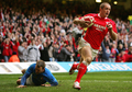 タックルをかわしトライを奪うウェールズのシェーン・ウィリアムズ（%%Shane WIlliams%%、右）。(c)AFP/GEOFF CADDICK