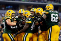 13NFL第15週、ダラス・カウボーイズ（Dallas Cowboys）対グリーンベイ・パッカーズ（Green Bay Packers）。タッチダウンを決め、チームメートに祝福されるグリーンベイ・パッカーズのジェームス・スタークス（James Starks、中央、2013年12月15日撮影）。(c)AFP/Getty Images/Ronald Martinez