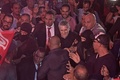チュニジアの首都チュニスの党事務所に到着し、支持者らの歓迎を受けるナビル・カルウィ氏（2019年10月9日撮影）。(c)ANIS MILI/AFP