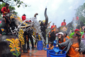 タイでは旧暦の元旦にあたる13日を前後し、旧正月の水かけ祭り「ソンクラーン（Songkran）」が行われている。写真はアユタヤ（Ayutthaya）県で11日に行われたソンクラーンで、子どもたちに水をかけるゾウ（2011年4月11日撮影）。(c)AFP/PORNCHAI KITTIWONGSAKUL