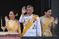 タイのマハ・ワチラロンコン国王（中央）とスティダー王妃（右）、娘のパチャラキティヤパー王女。同国の首都バンコクでの戴冠式で（2019年5月6日撮影、資料写真）。(c)Jewel SAMAD / AFP
