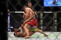 総合格闘技イベント「UFC 280」、ライト級王座決定戦。チャールズ・オリベイラ（下）と対戦するイスラム・マカチェフ（2022年10月22日撮影）。(c)Giuseppe CACACE/ AFP