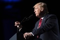 米ジョージア州アトランタで全米ライフル協会（NRA）が開いたリーダーシップフォーラムで演説するドナルド・トランプ大統領（2017年4月28日撮影）。(c)AFP/JIM WATSON