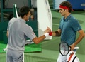 ドバイ・テニス選手権（Dubai Duty Free Tennis Championships 2014）、男子シングルス準決勝。試合後、握手を交わすノバク・ジョコビッチ（Novak Djokovic）とロジャー・フェデラー（Roger Federer、2014年2月28日撮影）。(c)AFP/MARWAN NAAMANI