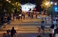 米首都ワシントンのホワイトハウス前に集まった人種差別に反対するデモの参加者ら（2020年6月26日撮影）。(c)Olivier DOULIERY / AFP