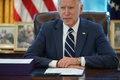 米ホワイトハウスの大統領執務室で、経済対策法案に署名するジョー・バイデン大統領（2021年3月11日撮影）。(c)MANDEL NGAN / AFP
