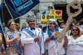 ブラジル・リオデジャネイロ（Rio de Janeiro）で行われたリオのカーニバルの開幕式典に出席した「キング・モモ（King Momo）」役のウィウソン・ジーアス・ダコスタ・ネト（Wilson Dias da Costa Neto）さん（中央）と「クイーン」のレティシア・マルティンス・ギマライス（Leticia Martins Guimaraes）さん（左）、「市の鍵」を手渡すエドゥアルド・パエス（Eduardo Paes）市長（右、2014年2月28日撮影）。(c)AFP/YASUYOSHI CHIBA