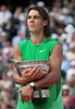 全仏オープン・テニス2008男子シングルスを制し、表彰式でトロフィーを抱えるラファエル・ナダル。（2008年6月8日撮影）(c)AFP/JACQUES DEMARTHON