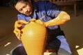 建甌市東峰鎮坤口村にある工房でろくろを回す黄綱興さん（2024年12月20日撮影）。(c)Xinhua News