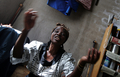 ジンバブエの首都ハラレ（Harare）近郊の自宅で先祖の霊を呼ぶ霊媒師のMartha Katsandeさん（2008年4月7日撮影）。(c)AFP/ALEXANDER JOE