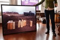 ニューヨーク（New York）のハート島（Hart Island）で、ジョエル・スターンフェルド（Joel Sternfeld）さんが撮影した、幼児のためのひつぎの写真。横に立つのは「ハート島プロジェクト（Hart Island Project）」のメリンダ・ハント（Melinda Hunt）さん。（2014年4月2日撮影）。(c)AFP/Stan HONDA 