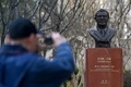 中国・北京市内の公園に設置された彫刻家の袁熙坤氏が制作したトーマス・バッハ国際オリンピック委員会（IOC）会長の胸像（2022年1月28日撮影）。(c)NOEL CELIS / AFP