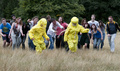 英ロンドン（London）中心部の公園ハイドパーク（Hyde Park）で18日、「対ゾンビ避難訓練（Zombie Evacuation Training Day）」が実施された。10月に英国各地で開催される「ゾンビ避難レース（Zombie Evacuation Race）」へ向けた準備イベントで、参加者たちは襲い来るゾンビから逃げるためのさまざまな厳しい「特訓」を受けた。

写真は、ゾンビから走って逃げる訓練に励む参加者（2013年8月18日撮影）。(c)AFP/WILL OLIVER