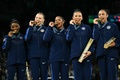 パリ五輪、体操女子団体決勝。表彰式で金メダル獲得を喜ぶシモーネ・バイルス（左）ら米国の選手（2024年7月30日撮影）。(c)Lionel BONAVENTURE/ AFP