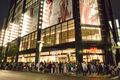 「ファッション・アゲインスト・エイズ（Fashion Against Aids）」コレクションの発売を記念しH＆M渋谷店で開催されたインストアライブ＆ショッピングパーティにて（2010年5月20日撮影）。(c)H＆M