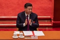 中国・北京の人民大会堂で開かれた全国人民代表大会（全人代）で、香港の選挙制度改革に関する議案の投票結果を受け、拍手する習近平国家主席（2021年3月11日撮影）。(c)NICOLAS ASFOURI / AFP