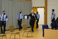 ノルウェー・シーエン刑務所の体育館に特設された法廷で、「われわれ白人民族に対するジェノサイド（集団殺害）をやめろ」と英語で記したプラカードを手にして出廷したアンネシュ・ベーリング・ブレイビク受刑者（2022年1月18日撮影）。(c)Ole Berg-Rusten / NTB / AFP 
