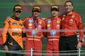 24F1第20戦メキシコシティGP決勝。表彰式に臨む（左から）2位に入ったマクラーレンのランド・ノリス、優勝したフェラーリのカルロス・サインツ・ジュニア、3位に入ったシャルル・ルクレール（2024年10月27日撮影）。(c)YURI CORTEZ/ AFP