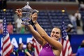 全米オープンテニス、女子シングルス決勝。トロフィーを掲げて優勝を喜ぶアリーナ・サバレンカ（2024年9月7日撮影）。(c)TIMOTHY A. CLARY/AFP