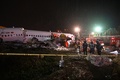 トルコ・イスタンブールのサビハ・ギョクチェン空港で、滑走路から外れたペガサス航空のボーイング737型旅客機で行われる救助活動（2020年2月5日撮影）。(c)Ozan KOSE / Demiroren News Agency (DHA) / AFP