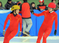2位に入った%%Liu Qiuhong%%（中国）と喜びを分かち合うオウ・モウ（左）。(c)AFP/KIM JAE-HWAN