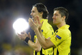 サッカー欧州チャンピオンズリーグ2012-13（UEFA Champions League 2012-13）は24日、準決勝第1戦が行われ、ボルシア・ドルトムント（Borussia Dortmund）が4-1でレアル・マドリード（Real Madrid）に勝利し、決勝進出に大きく前進した。

試合に勝利し、チームメイトのネヴェン・スボティッチ（Neven Subotic）とともに観衆の声援に応えるボルシア・ドルトムントのロベルト・レワンドフスキ（Robert Lewandowski、2013年4月24日撮影）。(c)AFP/ODD ANDERSEN