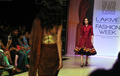 インド・ムンバイ（Mumbai）市内で開催されたラクメ・ファッション・ウィーク（Lakme Fashion Week）で発表された、デザイナーArchana Kochharの13年秋冬コレクション（2013年8月27日撮影）。(c)AFP